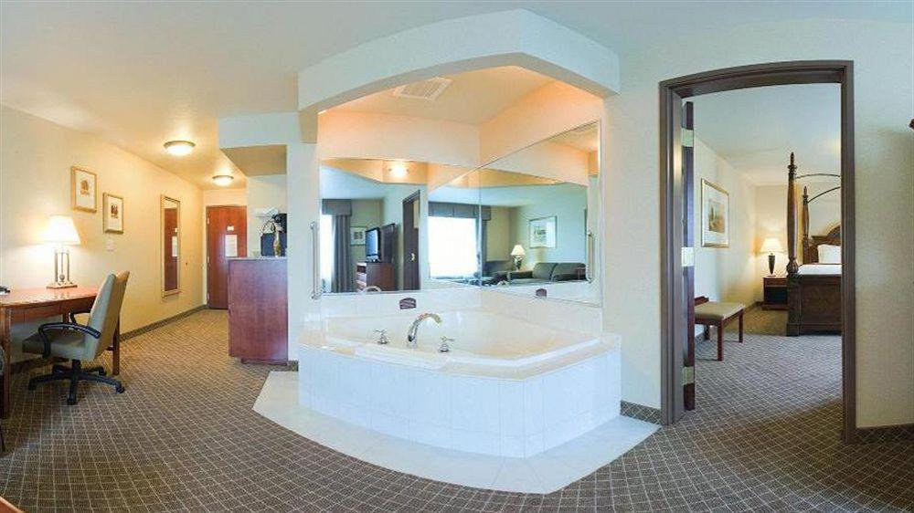 Holiday Inn Express & Suites Wausau By Ihg Weston Exterior foto